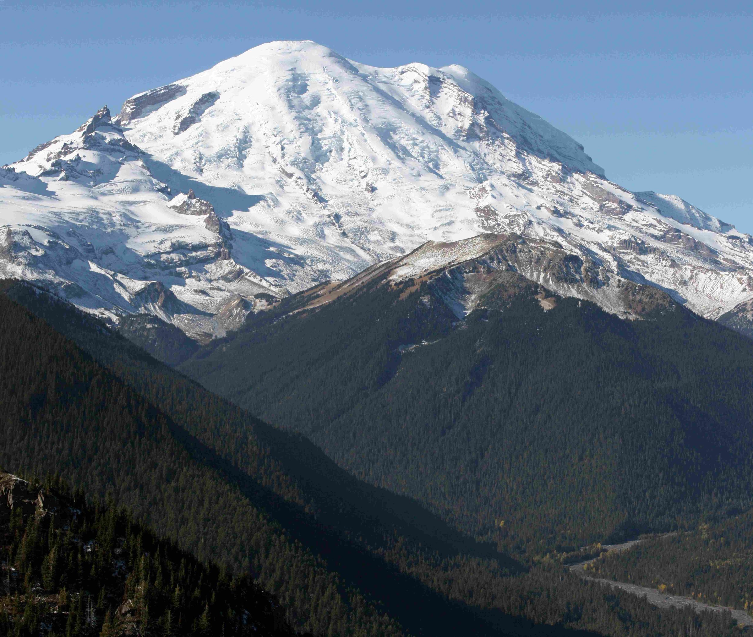 mount rainier cap clouds